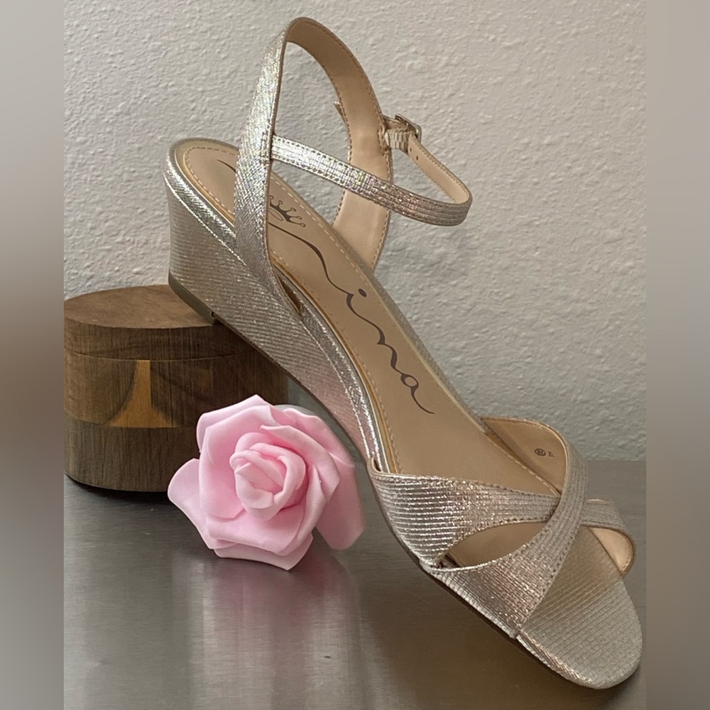 NEW… WOMENS NINA METALLIC GLITTER ELEGANT WEDGE SANDALS. 8